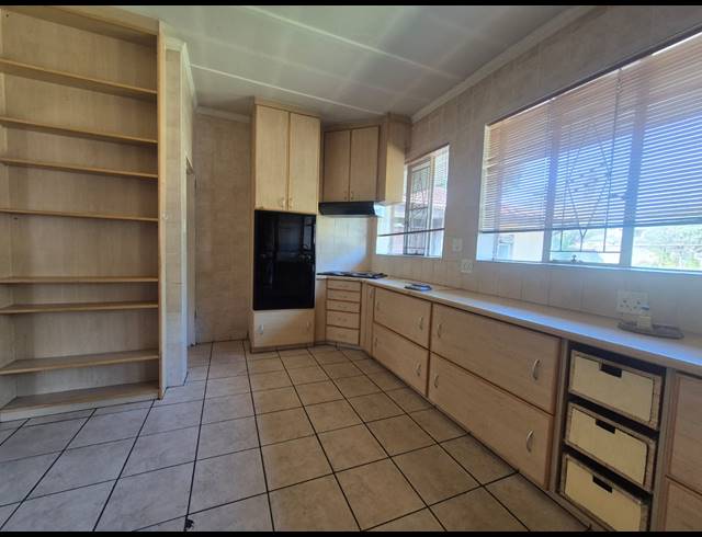 4 BEDROOM HOUSE FOR SALE IN VANDERBIJLPARK CW 5